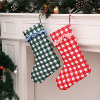 Bolsa de regalo colgante de lona acolchada a cuadros gingham personalizada al por mayor con diseño de puño con volantes lindo para Navidad
