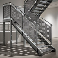 Marches d'escalier en métal perforé modernes, très demandées, en acier inoxydable, anti-rouille, personnalisables pour villas et hôtels