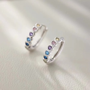Eleganti Orecchini a Forma di Cuore con Zirconi Colorati per Donne, Gioielli alla Moda Leggeri e Versatili, Vendita all'Ingrosso - Product Image 1