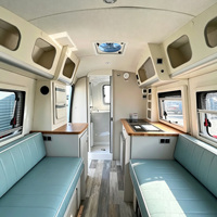 Caravane de style rétro avec cuisine compacte complète et extérieur personnalisé, caravane remorquable à coque arrondie lisse pour les voyages en camping