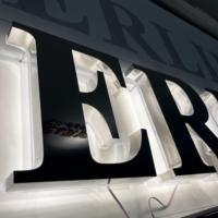 Enseigne murale en lettres 3D en acier inoxydable doré poli sur mesure avec halo rétroéclairé par LED pour hôtel, commerce de détail, entreprise