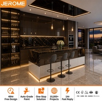 Armoire de cuisine sur mesure Jerome Factory, design luxueux, finition brillante, couleur moka foncé, style moderne et élégant, avec îlot en marbre
