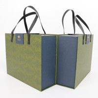 Grande boîte d'emballage cadeau de vêtement de luxe magnétique en carton rigide avec poignée en soie personnalisée boîte personnalisée pour la robe
