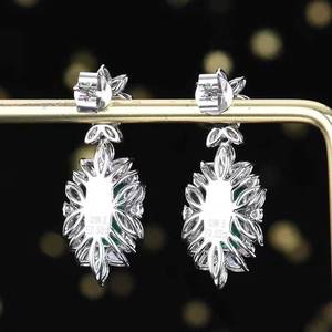 SGARIT Joyería Fina, Pendientes de Esmeralda Verde Intensa Natural de Panjshir, Afganistán, de 2.53 ct, Oro de 18K con Diamantes Laterales de 1.23 ct - Product Image 4