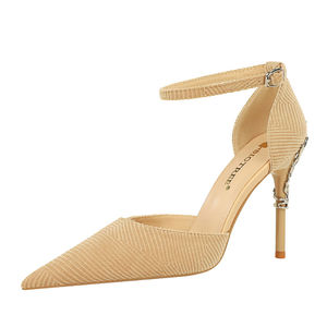 Banquete de moda coreana, decoración de metal con tacones altos y boca baja, sandalias de mujer huecas de terciopelo ligero puntiagudo - Product Image 1