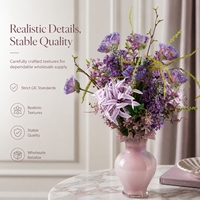 Arrangement floral artistique de coquelicots artificiels en soie violets dans un élégant vase en verre à col festonné rose pour la décoration intérieure de style français