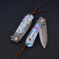 Couteau pliant personnalisé en acier Damas et laiton, couteau de survie et de chasse pour activités de plein air, manche en coquille colorée, cadeau pour femme DM044