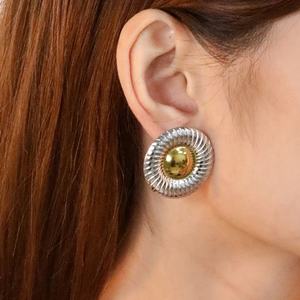 Pendientes Redondos Minimalistas de Acero Inoxidable con Baño de Oro de 18K, Textura Moderna, Geométricos, Bicolor, para Mujer - Product Image 3