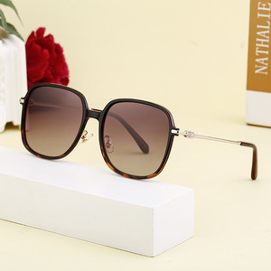 Nuevas gafas de sol de estilo europeo para mujer, lentes polarizadas UV400 TAC, montura cuadrilátera, Color negro C1C3C7C8 DL-D6402 - Product Image 1