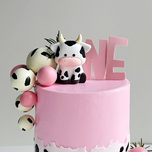 Bebé vaca muñeca de goma suave Zodiaco vaca pastel de cumpleaños para niños decorado con bolas en blanco y negro pastel Topper proveedores - Product Image 4
