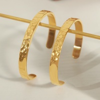 Bracelet ouvert HECATE pour femme, nouveau design simple et unique, en acier titane plaqué or, motif martelé irrégulier, idéal pour les soirées