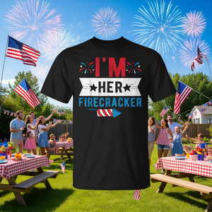 Simpatiche magliette abbinate per la festa del 4 luglio per lei, con design 'I'm Her Firecracker', abbigliamento promozionale - Product Image 3