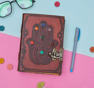 Carnet en cuir artisanal de qualité supérieure avec motif main de Hamsa et pierres des chakras – Cahiers spirituels vintage pour l'écriture - Product Image 2