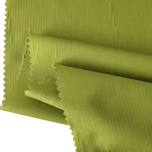 Tissu de pongé Ripstop de polyester recyclé 100% imperméable léger 20D 38GSM utilisé pour les manteaux et les shorts