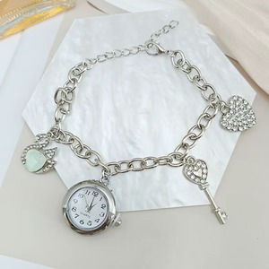 Nuevo Reloj de Moda para Mujer, Reloj de Pulsera con Colgante Encantador, Esfera Redonda con Números Árabes, Aleación de Cuarzo, Regalo Diario - Product Image 4