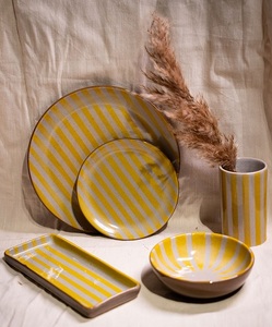 Plat de service décoratif artisanal jaune rayé en grès céramique haute qualité, résistant au four et au micro-ondes - Product Image 1