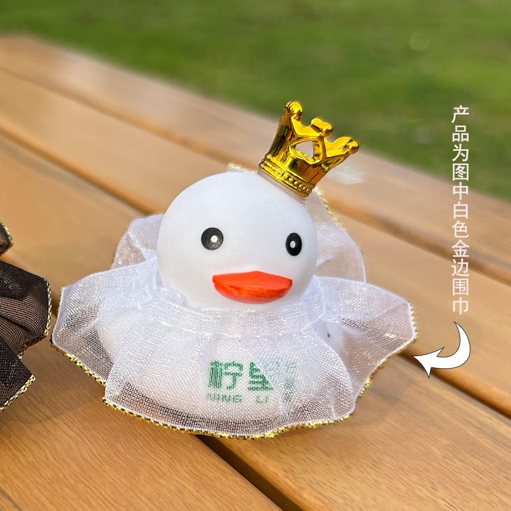 ผ้าพันคอสีขาวประดับทอง (ราคาเดียว)