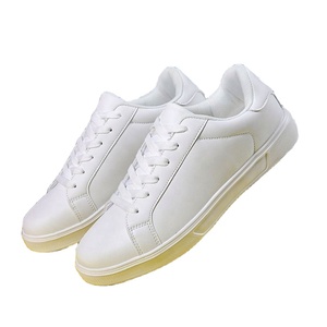 Zapatillas Blancas de Talla Grande para Hombre y Mujer - Zapatos Casuales de Cuero Impermeables, Estilo Deportivo Moderno - Product Image 3