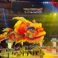 Dragon gonflable géant de 15 m avec lumières LED pour événements commerciaux intérieurs et extérieurs et spectacles sur scène