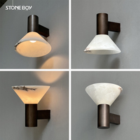 Lampe murale en marbre italien de luxe au design minimaliste pour couloir, escalier, salon, mur d'accentuation et éclairage de chevet