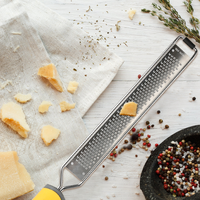 Gloway Râpe à légumes et agrumes avec manche en acier inoxydable pour la cuisine, déchiqueteuse de fromage et zesteuse de citron pour l'ail et les noix