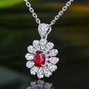 Pendentif SGARIT en or massif 18 carats avec rubis naturel non chauffé du Mozambique de 0,63 ct couleur sang de pigeon, serti sur le côté avec 59 diamants pour femme - Product Image 4