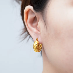 Nuevos pendientes populares en relieve, joyería al por mayor, pendientes gruesos de textura clásica chapados en oro de acero inoxidable a la moda para mujer - Product Image 1