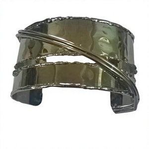Bracelet manchette Shan India fait main, finition noire, style néo-gothique géométrique classique, en laiton plaqué canon, personnalisable pour tenues de soirée - Product Image 2