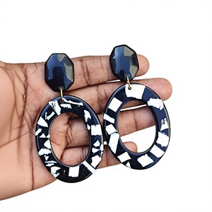 Boucles d'oreilles créoles en résine de qualité supérieure, motif noir et blanc, bijoux tendance et attrayants pour femme, accessoires de fête - Product Image 1