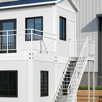 Maison conteneur à deux étages, blanche, moderne, préfabriquée, villa modulaire, toit en pente, design personnalisé, prête à l'emploi, fabricant