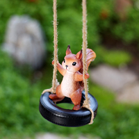 Figurine d'écureuil féerique suspendue en polyrésine, artisanale et artistique, avec balançoire, ornement miniature de jardin pour extérieur, patio, cour et arbre