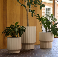 Grand pot de fleurs décoratif en fibre de verre pour extérieur, urne haute pour hall d'hôtel, complexe hôtelier, entrée de centre commercial, design commercial