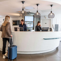 Bureau de réception d'hôtel de luxe moderne sur mesure en surface solide blanche, comptoir de bar incurvé, garantie 10 ans