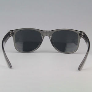 แว่นกันแดดมีเฉดพลาสติกสำหรับผู้หญิงกรอบ UV400ทำโลโก้ได้ตามต้องการสำหรับ PC แนววินเทจใส่ได้ทั้งชายและหญิง - Product Image 2