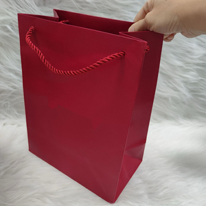 Bolsa de papel roja para regalo, bolsa de compras con asa de cuerda, bolsa para boutique de joyería, bolsa de compras roja, bolsa de regalo roja para boutique - Product Image 1