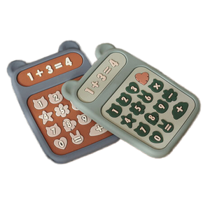 BPA Free Custom Silicone morbido bambino massaggiagengive giocattolo calcolatrice per bambini bambino masticare lenitivo dentizione anello catena sonaglio - Product Image 1