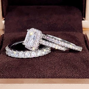 Anello di Fidanzamento Q143 con Diamante Taglio Asscher, Colore D Naturale, in Oro Bianco con Diamanti Laterali per Donna - Product Image 6