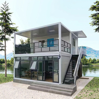 Villas avec design minimaliste, véranda et serres en verre à toit plat