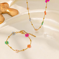 Ensemble de bijoux de fête bohème tendance : Bracelet de cheville, Collier ras-du-cou et Bracelet en acier inoxydable plaqué or 18 carats avec fleurs en cristal colorées et perles