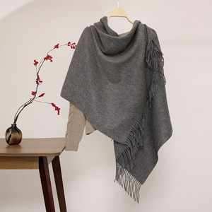 Bufanda de lana para mujer de invierno con logotipo bordado personalizado, bufandas de lana pura tejidas con borlas de Color sólido para mujer, chales, Poncho - Product Image 3