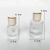 Flacons de parfum en verre de luxe personnalisables et rechargeables de 30 ml, 50 ml, 100 ml avec pulvérisateur à pompe, bouchon, sérigraphie, diffuseur à bâtonnets, couleur et logo personnalisés
