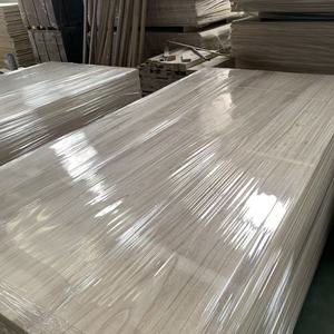 <span class=keywords><strong>Grande</strong></span> quantité de planches <span class=keywords><strong>en</strong></span> <span class=keywords><strong>bois</strong></span> de Paulownia OEM anti-déformation, doublement poncées, pour la production de placards et armoires - Product Image 3