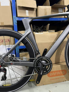 Vélo de Course Léger R10 Pro 22 Vitesses en Fibre de Carbone avec Freins à Disque et Caractéristiques Aérodynamiques – Version Sport M-R10 – Offre Spéciale - Product Image 3