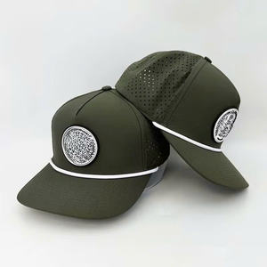 Gorra de béisbol impermeable de 5 paneles con orificios cortados a láser para hombre, gorra de golf y running con logo de silicona personalizado, venta al por mayor - Product Image 1