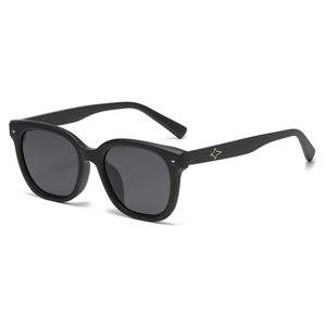 Gafas de sol polarizadas con montura cuadrada Ks-3865 para mujer, montura de metal negro, lentes TAC, protección UV400, estilo para exteriores - Product Image 5