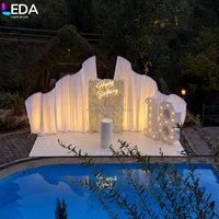 Support de toile de fond en métal blanc LEDA pour événements de luxe, mariages et fêtes, cadre ondulé en forme de S