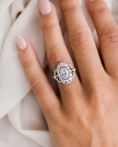 Bague de fiançailles vintage en diamant de laboratoire taille ovale avec halo, style alliance unique, plaqué rhodium, luxe - Product Image 5