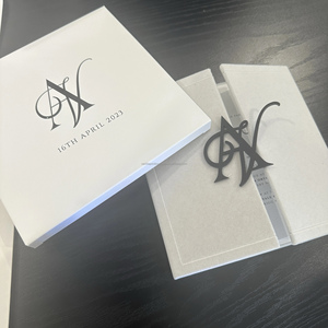 Carpeta de Invitación de Boda de Terciopelo de Lujo con Estampado Dorado y Monograma Personalizado para Invitaciones Elegantes de Boda, Cumpleaños o Graduación - Product Image 5