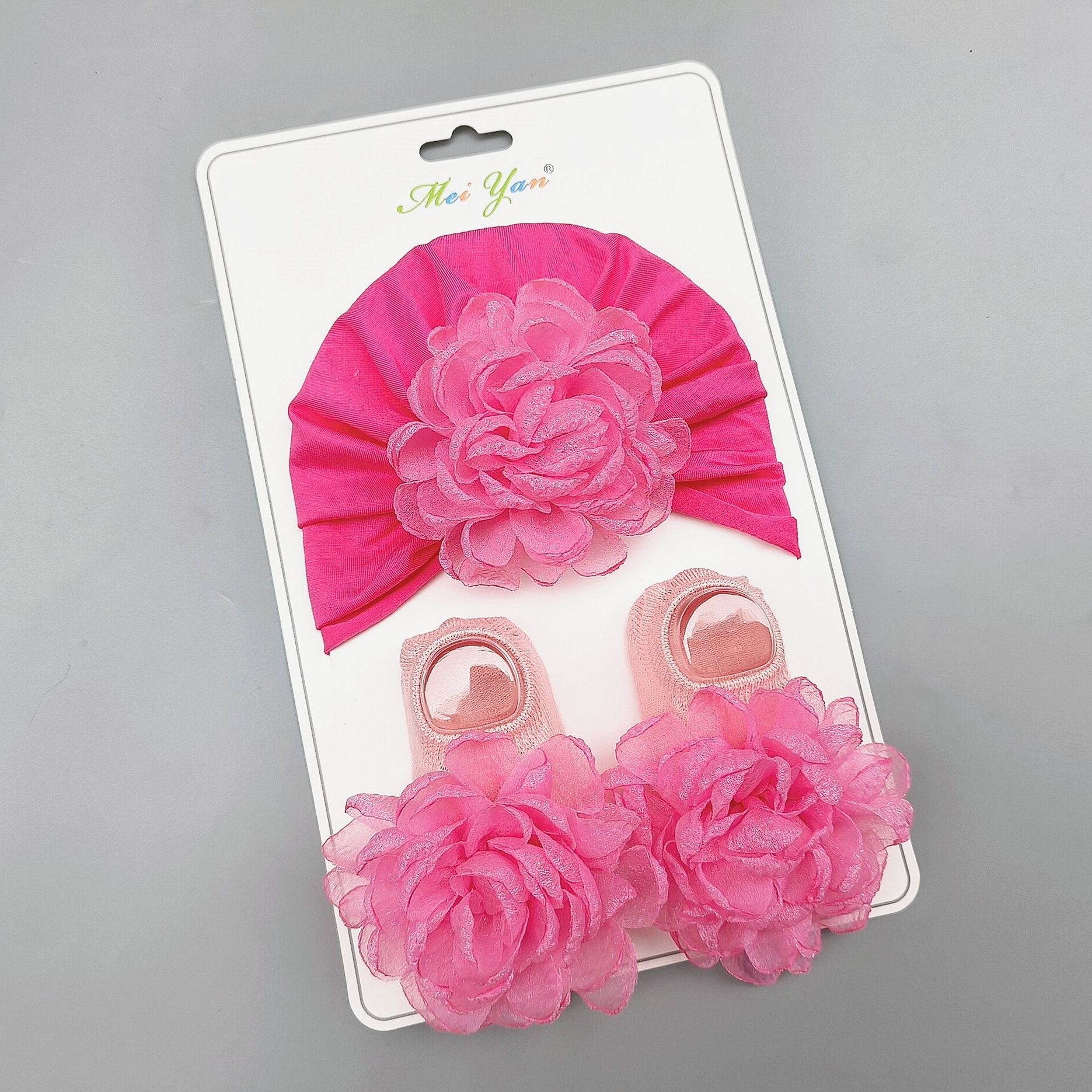 หมวกสีแดงกุหลาบ ถุงเท้าข้อสั้น ขอบลายดอกไม้