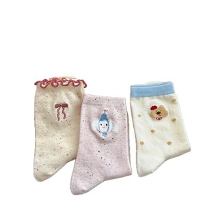 Chaussettes blanches mi-mollet pour femmes, design de dessin animé, respirantes, absorbant la sueur, style japonais, chaussettes décontractées pour jeunes adultes - Product Image 4